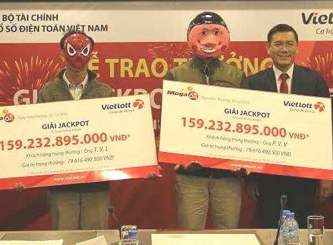 Deo mat na nguoi nhen va chu cuoi nhan giai gan 160 ty dong hinh anh