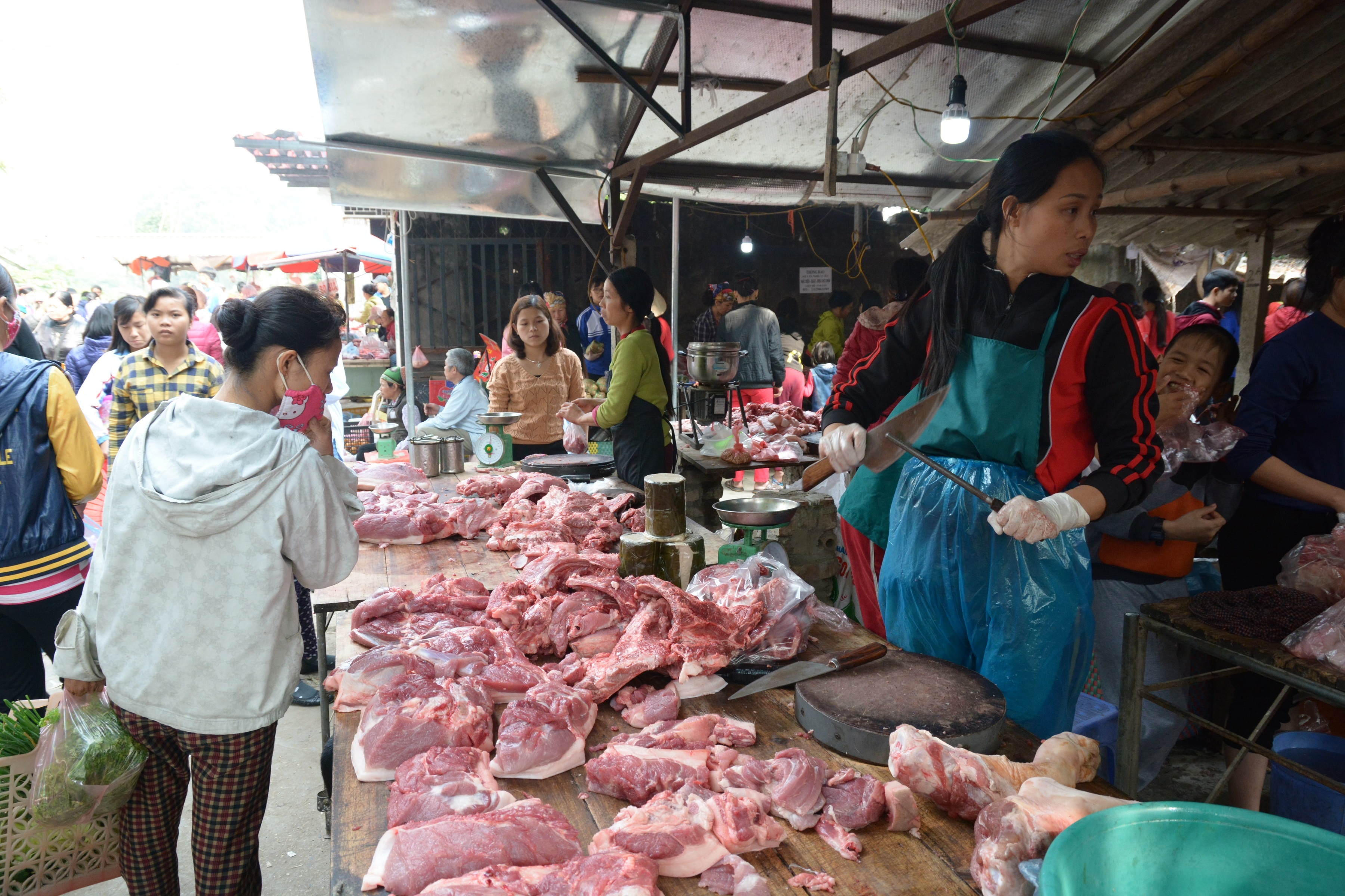 Nhon nhip cho que ngay 30 Tet hinh anh