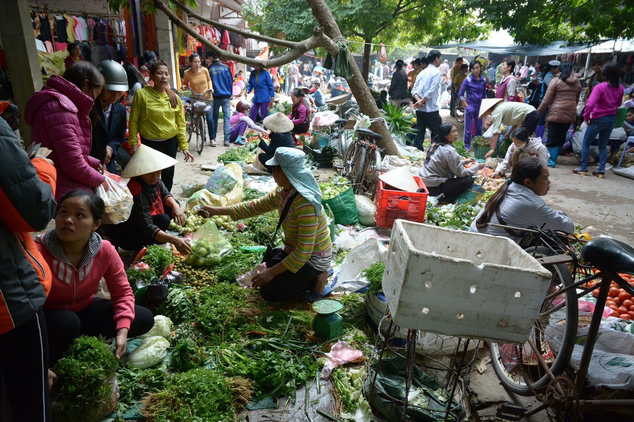 Nhon nhip cho que ngay 30 Tet anh 1