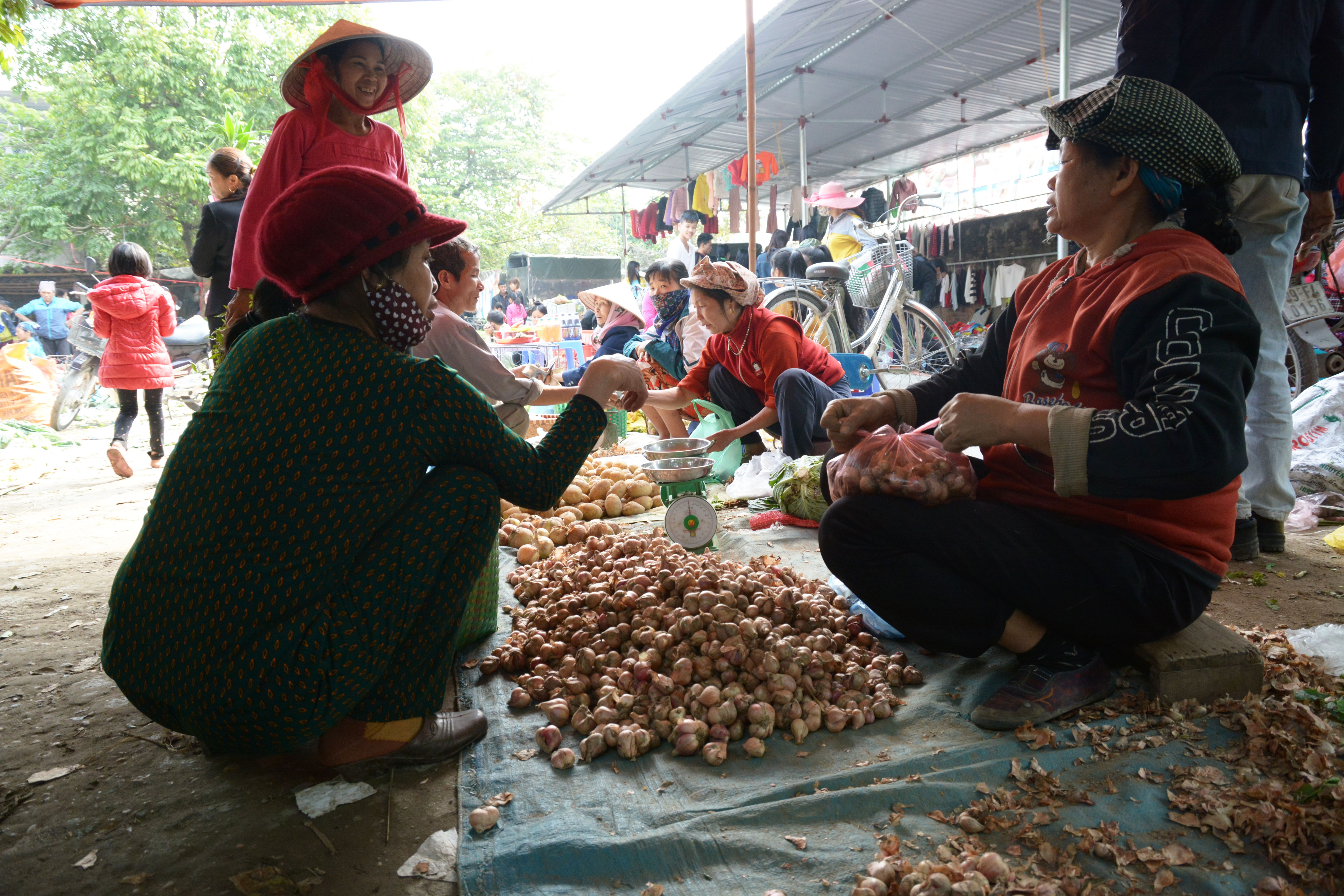 Nhon nhip cho que ngay 30 Tet anh 14