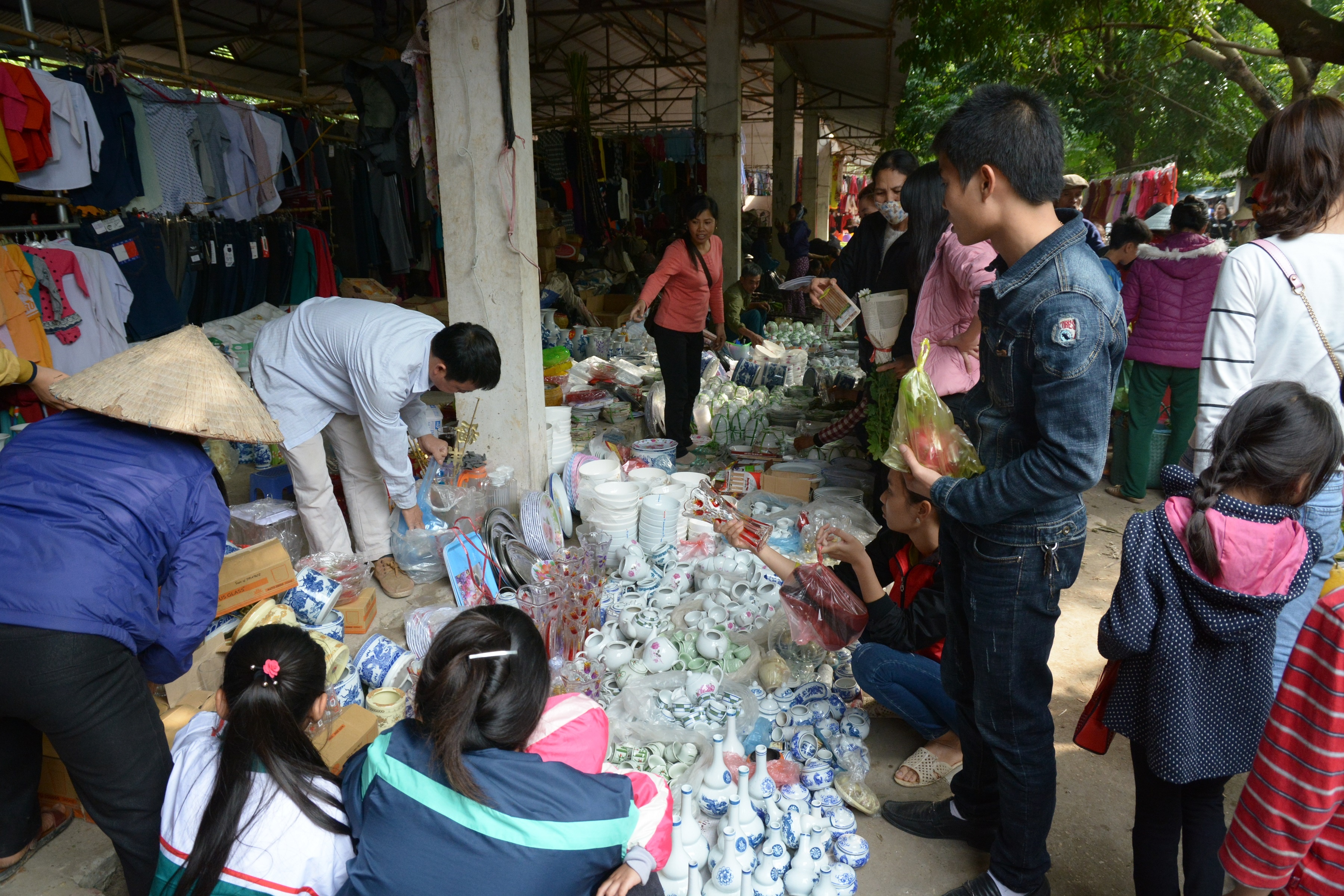 Nhon nhip cho que ngay 30 Tet anh 11