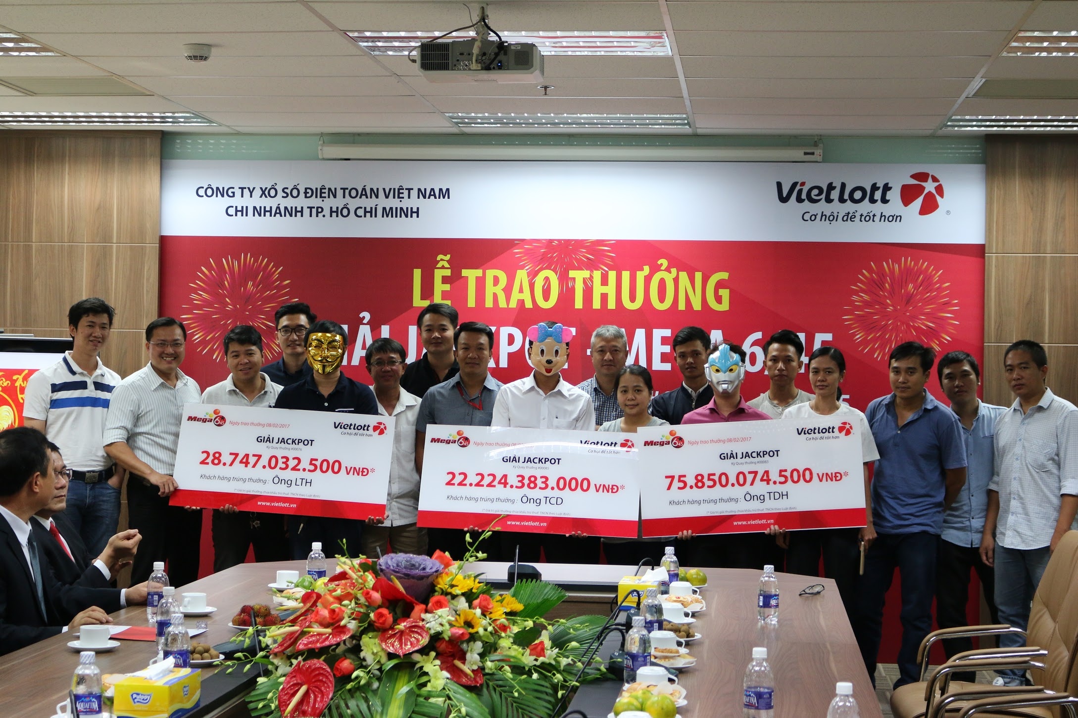 vietlott trao giai cho ba nguoi choi anh 1