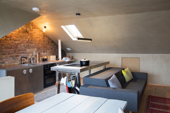 Ngoi nha duoc thiet ke lai bang van ep, thep tho va dat set hinh anh