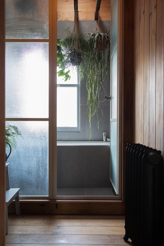 nhà được thiết kế lại bằng ván ép, đất sét và thép ảnh 11 nha duoc thiet ke lai bang van ep, dat set va thep anh 11