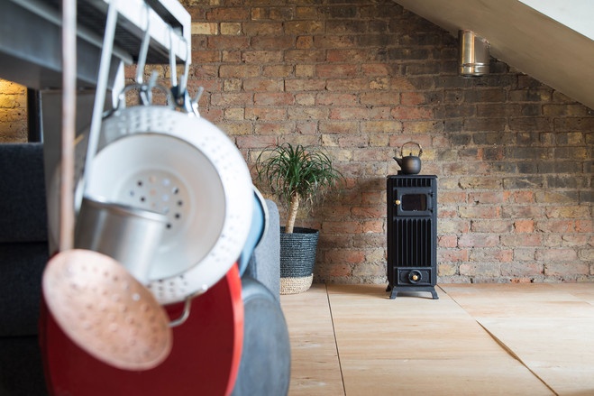 nhà được thiết kế lại bằng ván ép, đất sét và thép ảnh 4 nha duoc thiet ke lai bang van ep, dat set va thep anh 4