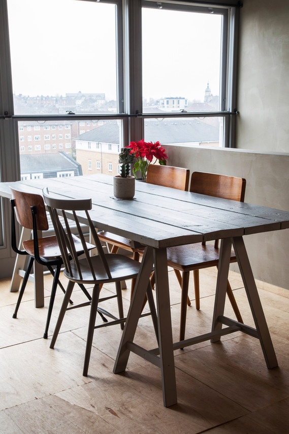 nhà được thiết kế lại bằng ván ép, đất sét và thép ảnh 6 nha duoc thiet ke lai bang van ep, dat set va thep anh 6