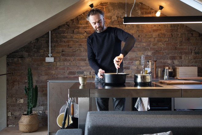 nhà được thiết kế lại bằng ván ép, đất sét và thép ảnh 8 nha duoc thiet ke lai bang van ep, dat set va thep anh 8