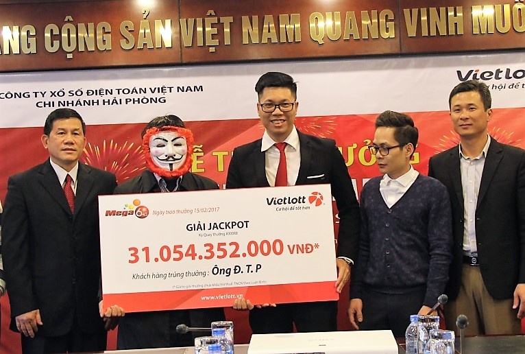 người hà nội trúng độc đắc vietlott mega 6/45 đã đến nhận giải ảnh 1 nguoi ha noi trung doc dac vietlott mega 6/45 da den nhan giai anh 1