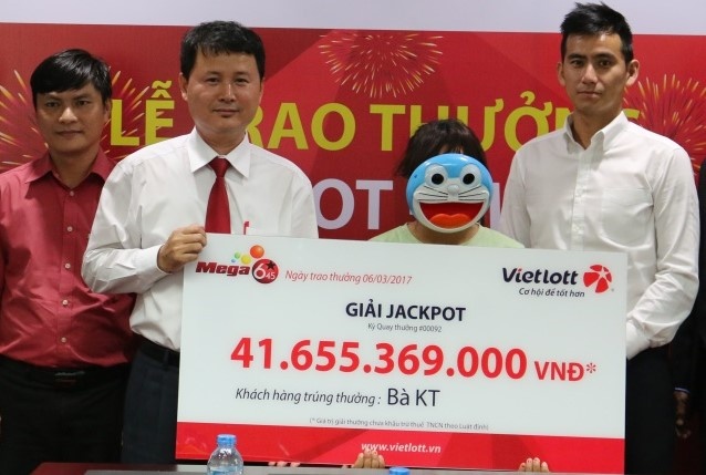 Deo mat na Doraemon nhan 41 ty dong giai doc dac hinh anh