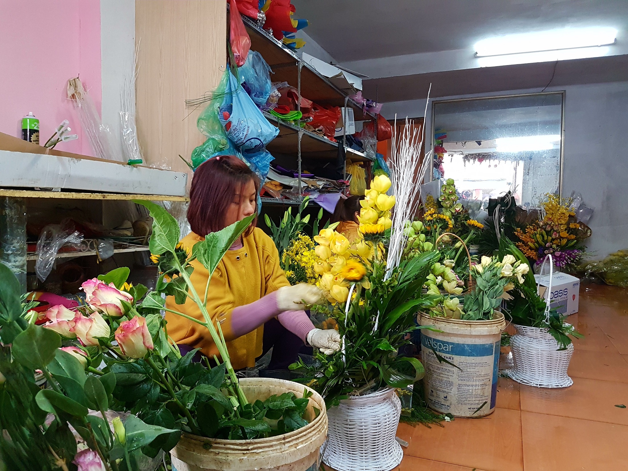 Hoa tuoi 8/3 dat hang, nguoi ban khong kip thu tien khach hinh anh