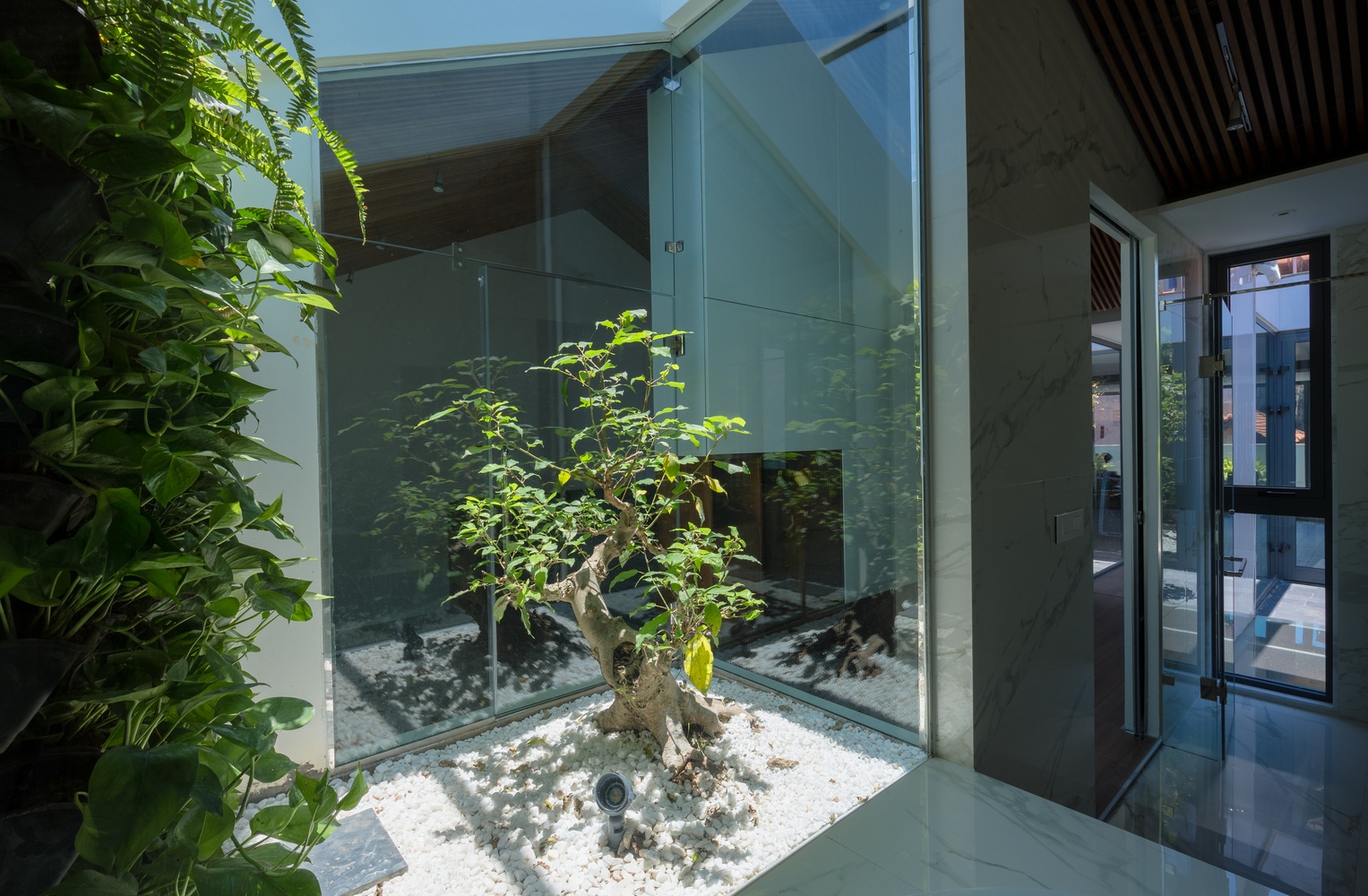 Can ho 90 m2 duoc cai tao tu phong ngu tren gac mai hinh anh