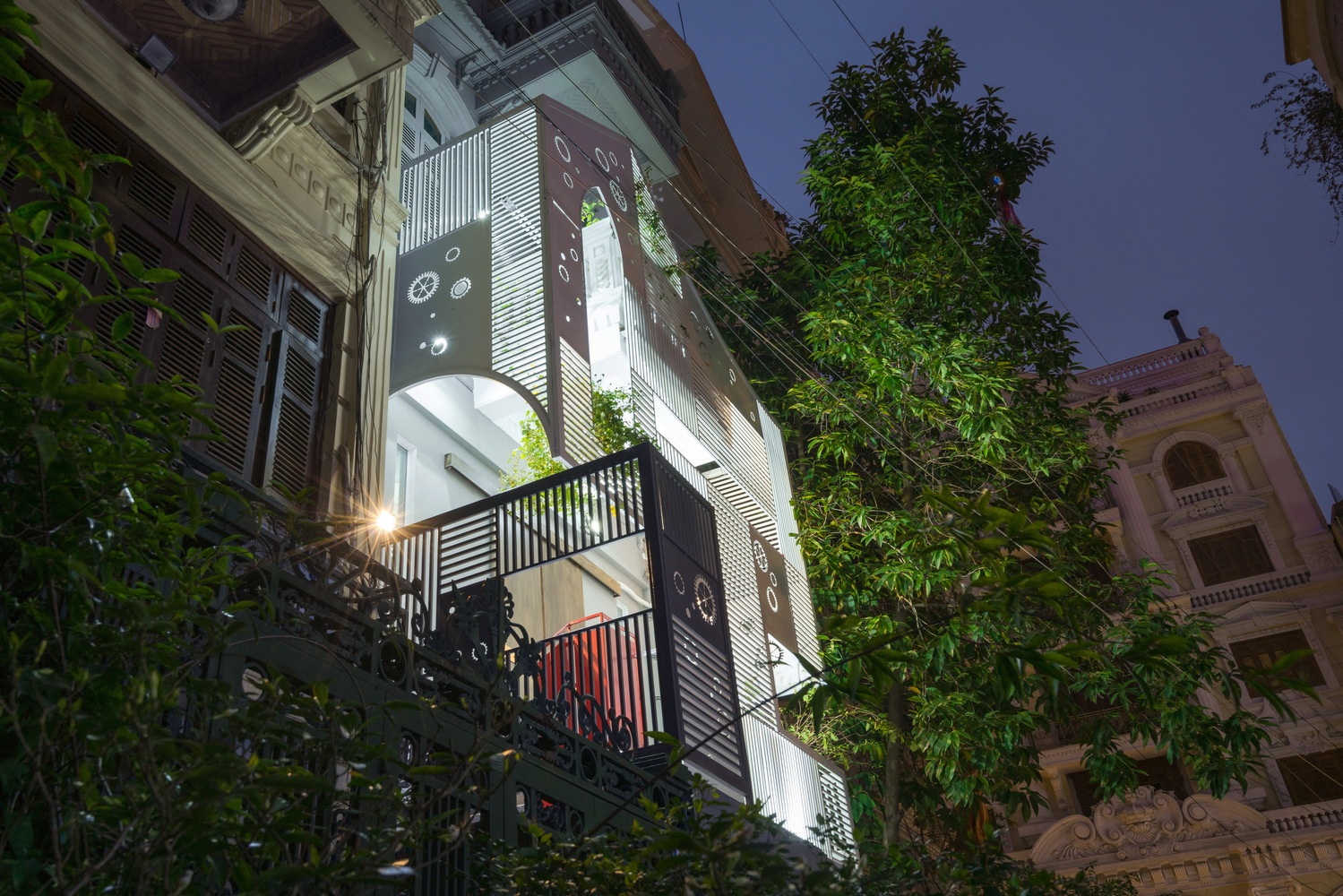 Showroom dong ho pha cach voi hoa tiet banh rang hinh anh