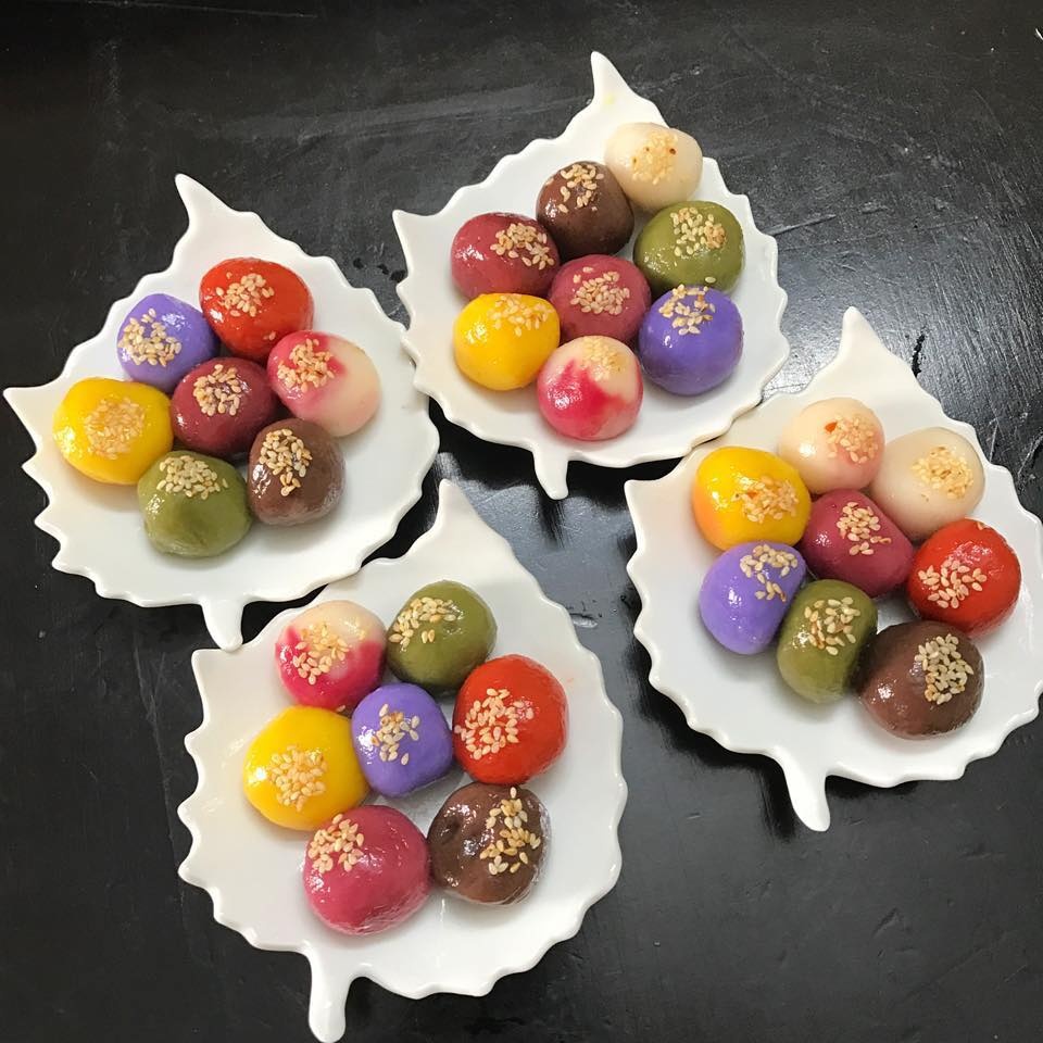 Bot banh troi, banh ngu sac ban chay dip Tet Han thuc hinh anh