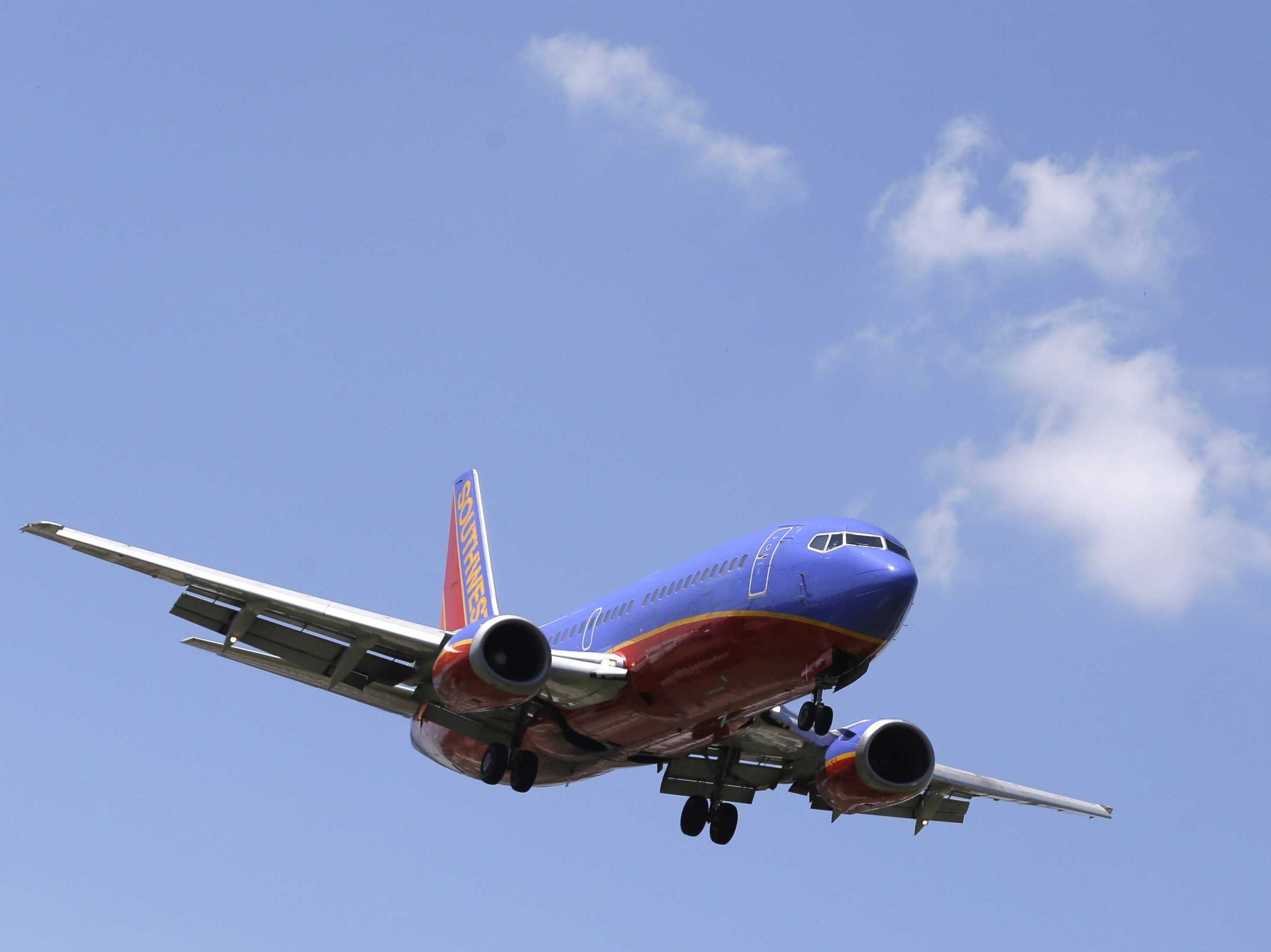 Doi thu cua United Airlines tu bo chinh sach overbooking hinh anh