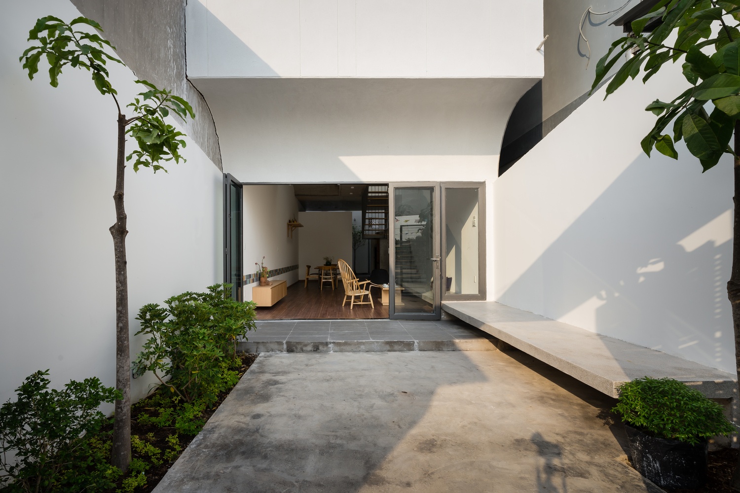 can nha san vuon thoang mat giua sai gon anh 2