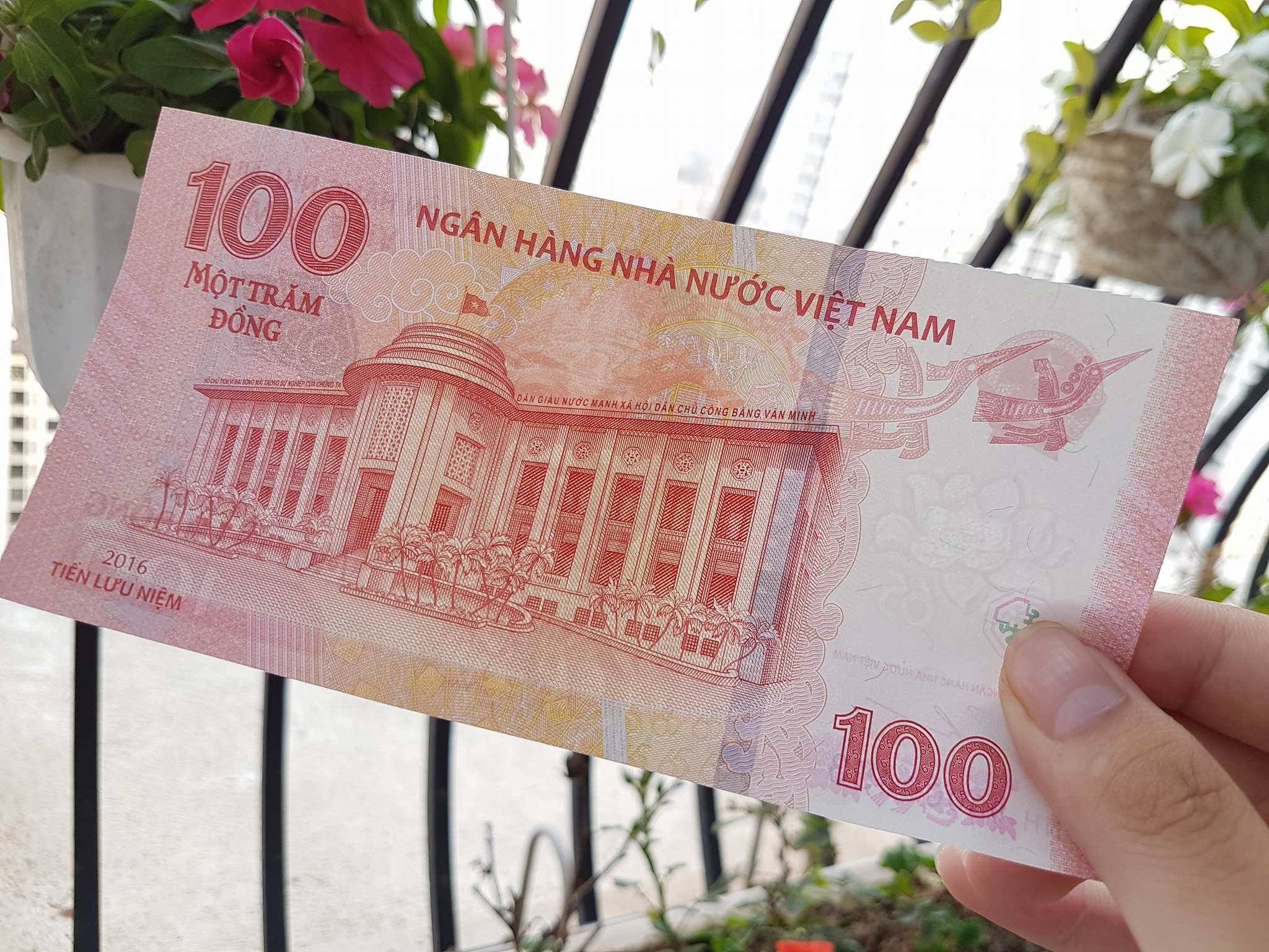 Tien giay 100 dong luu niem len gia gap doi sau mot nam ra mat hinh anh