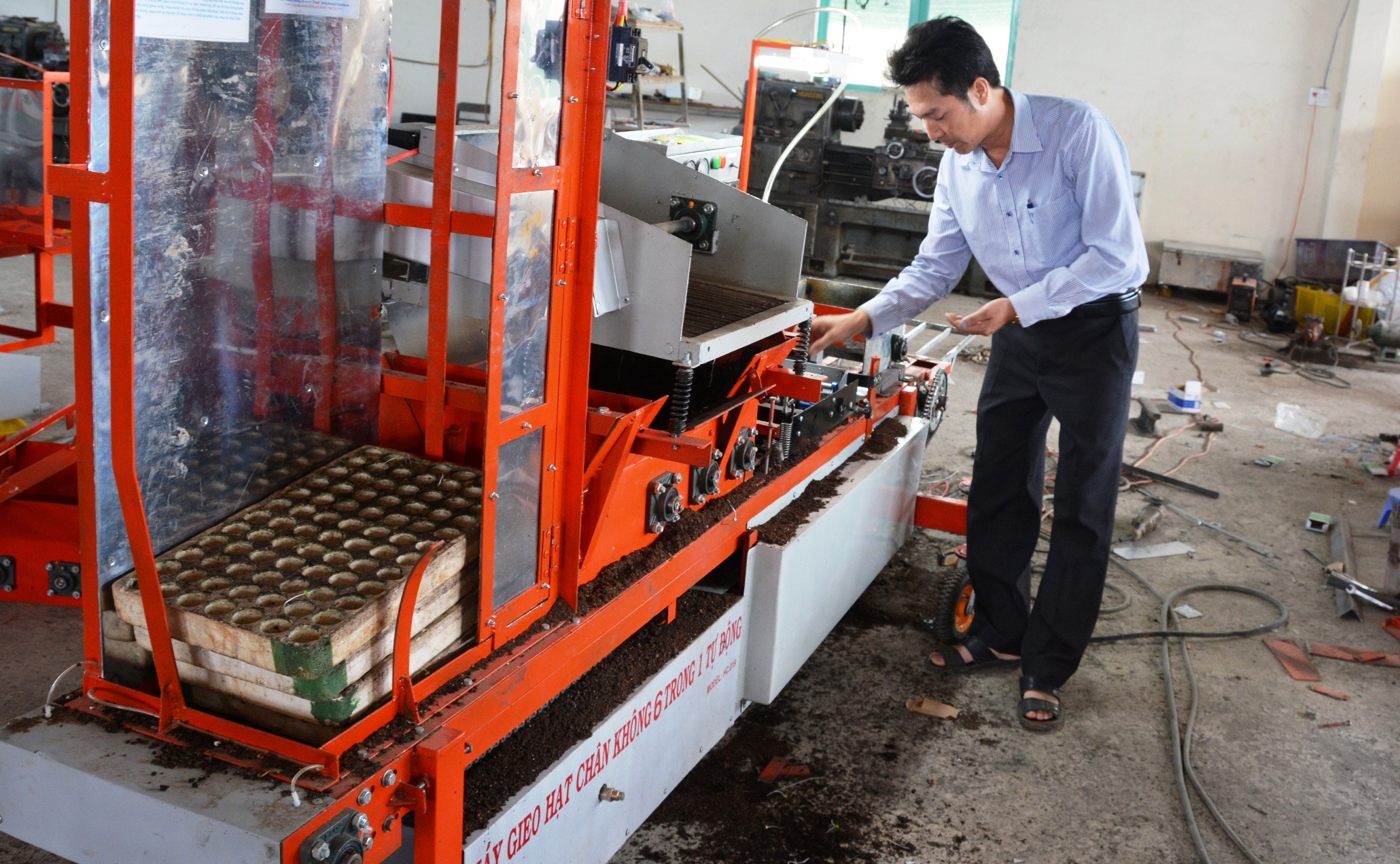 May gieo hat 6 trong 1 doc dao cua nong dan Lam Dong hinh anh