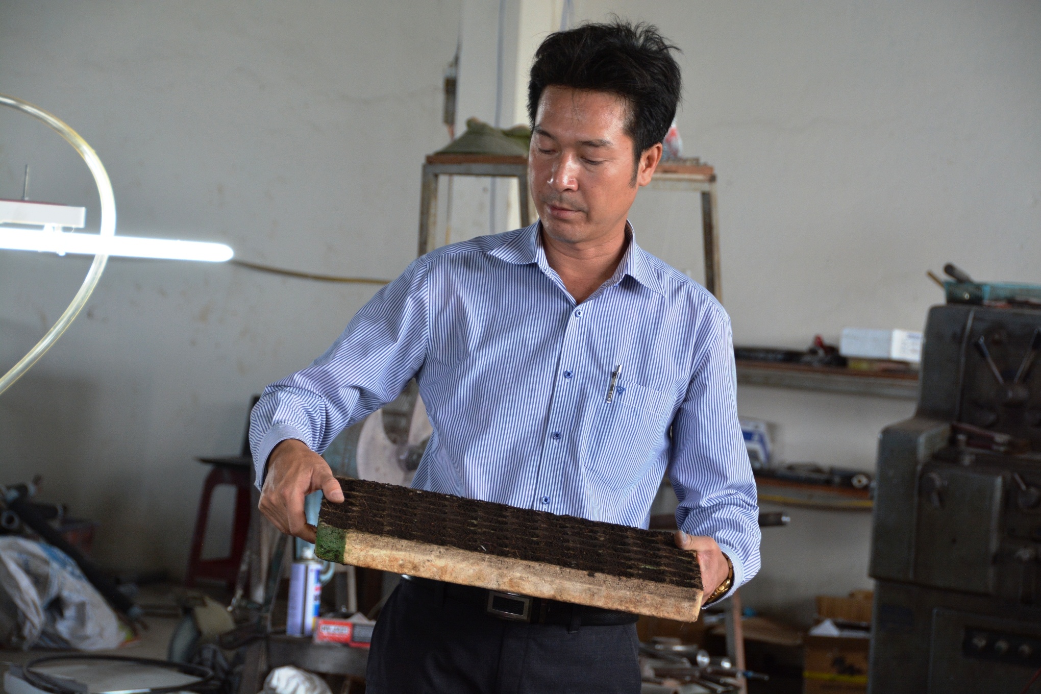 may 6 trong 1 cua nong dan lam dong anh 1