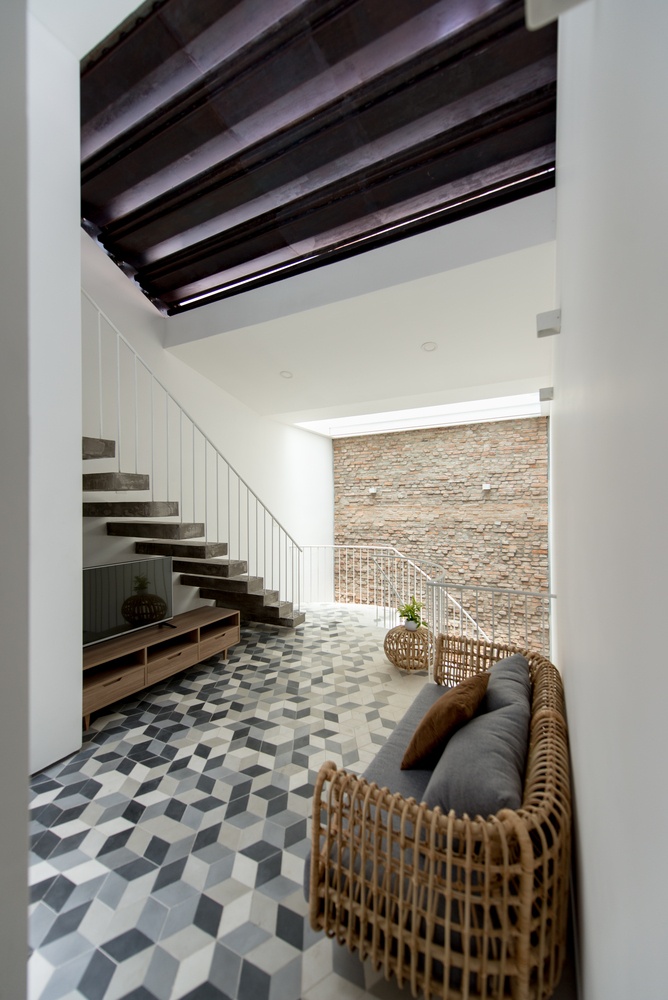 can nha ong cai tao voi san sau trong nha anh 12