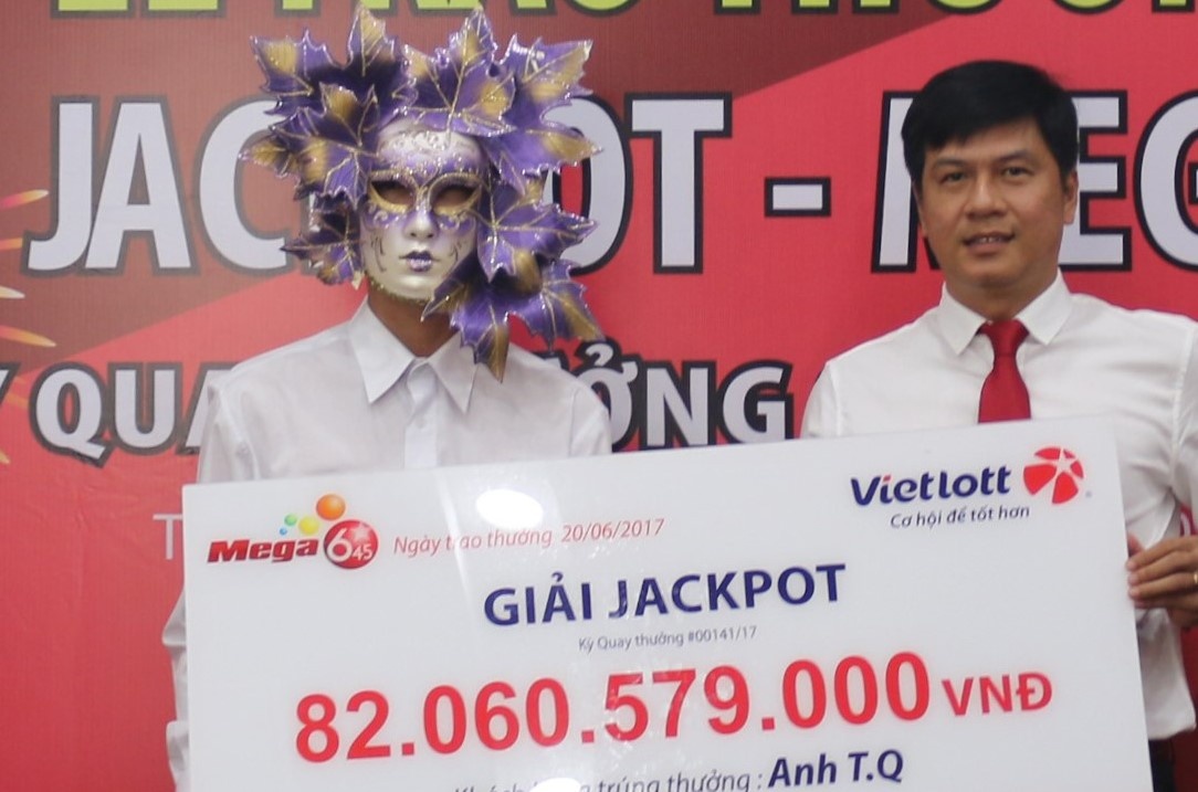người trúng 82 tỷ vietlott mega 6/45 nhận giải ảnh 1 nguoi trung 82 ty vietlott mega 6/45 nhan giai anh 1