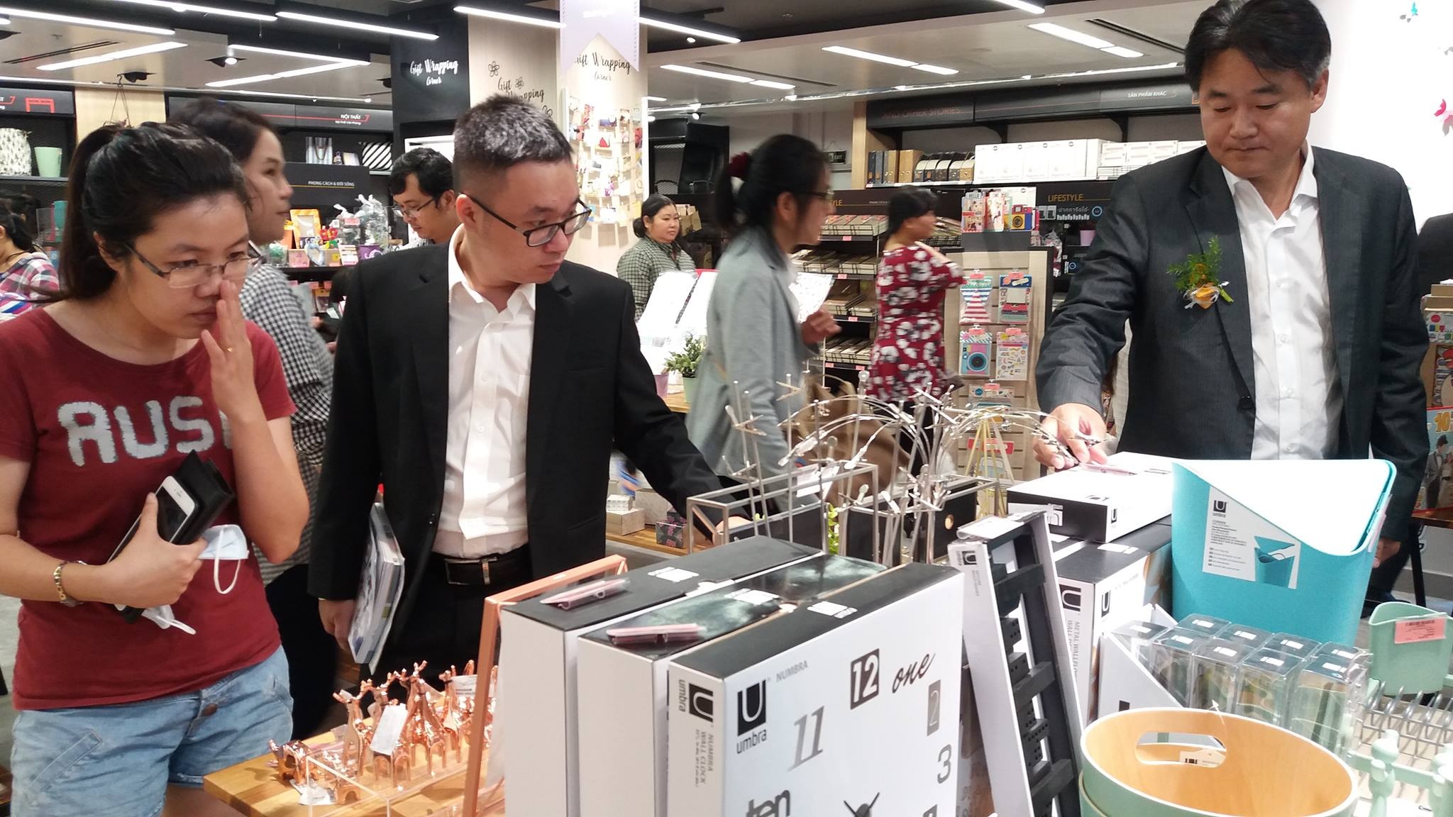 Sau Big C, Central Group ban van phong pham o Sai Gon hinh anh