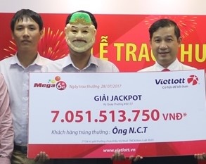 Một sinh viên và một công chức chia đôi 14 tỷ ảnh 2 Mot sinh vien va mot cong chuc chia doi 14 ty anh 2