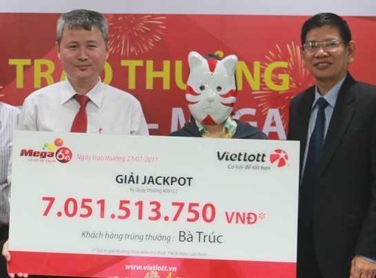 Mot sinh vien va cong chuc chia doi giai doc dac 14 ty dong hinh anh