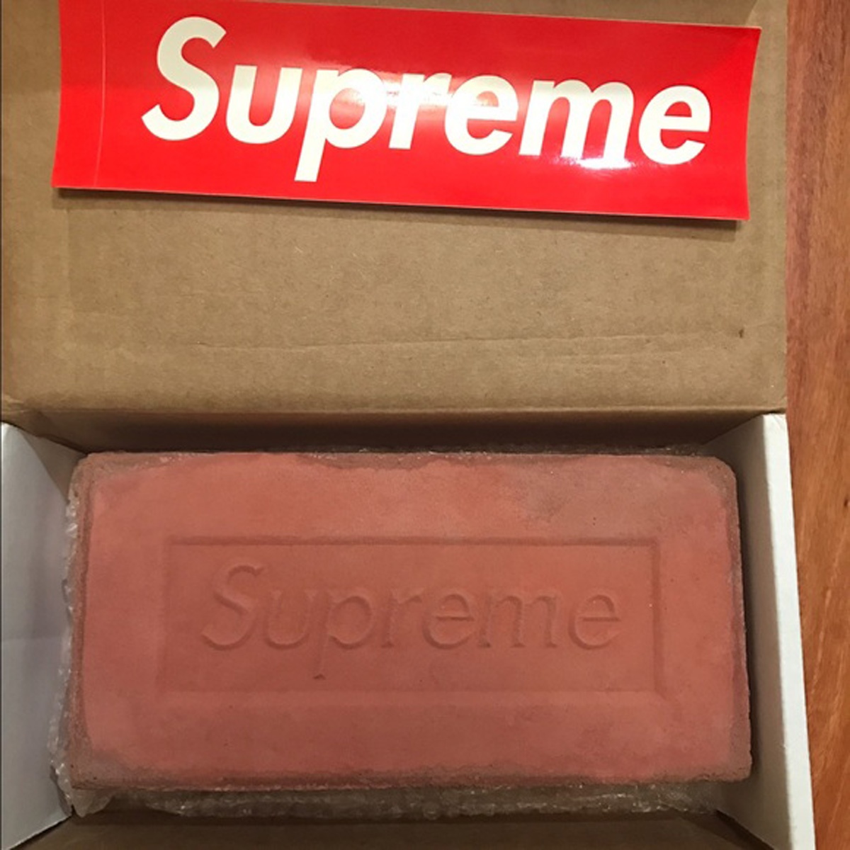 Supreme ban gia qua dat anh 2