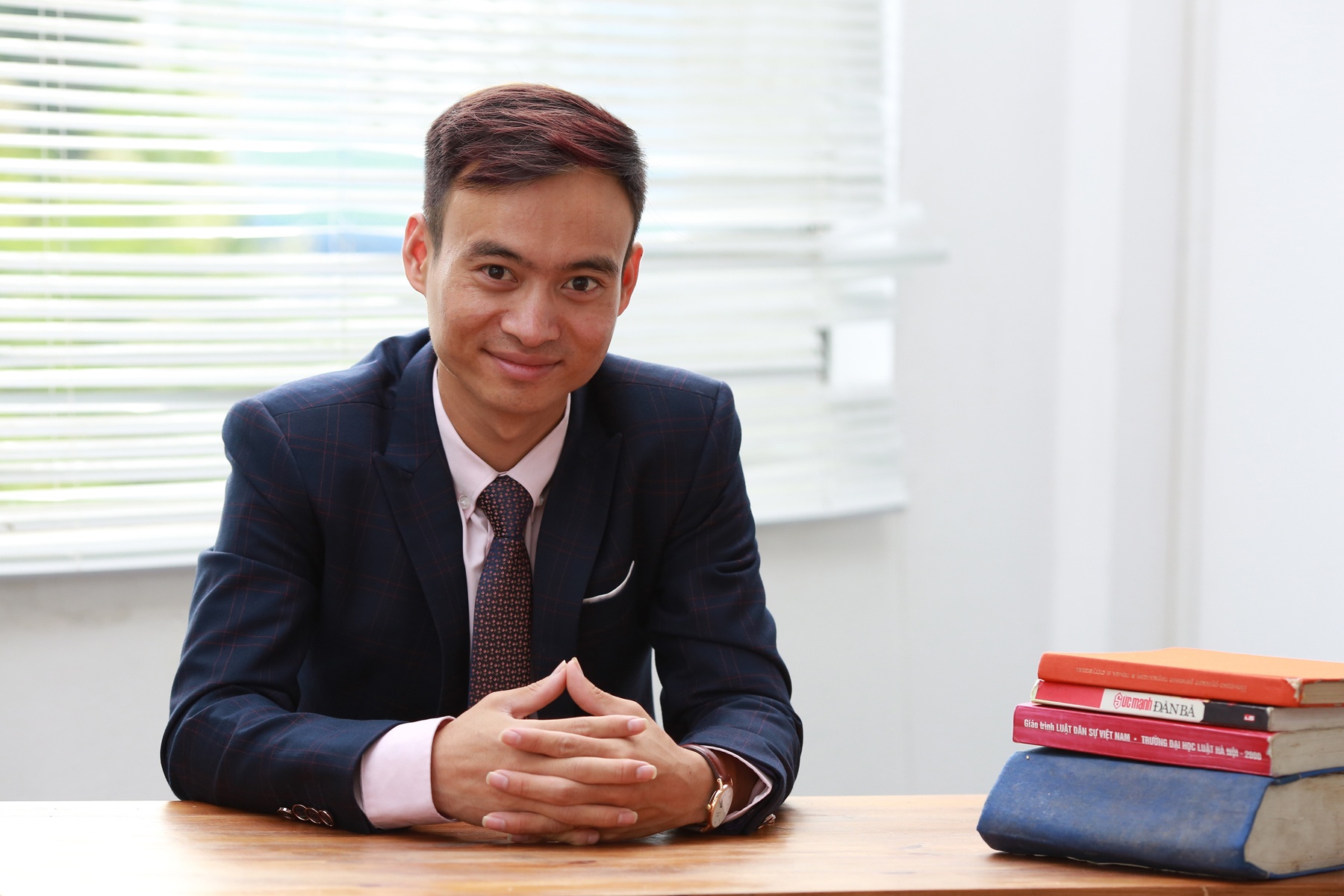 Chang sinh vien suy than do 4 thanh chu cong ty moi gioi nha dat hinh anh