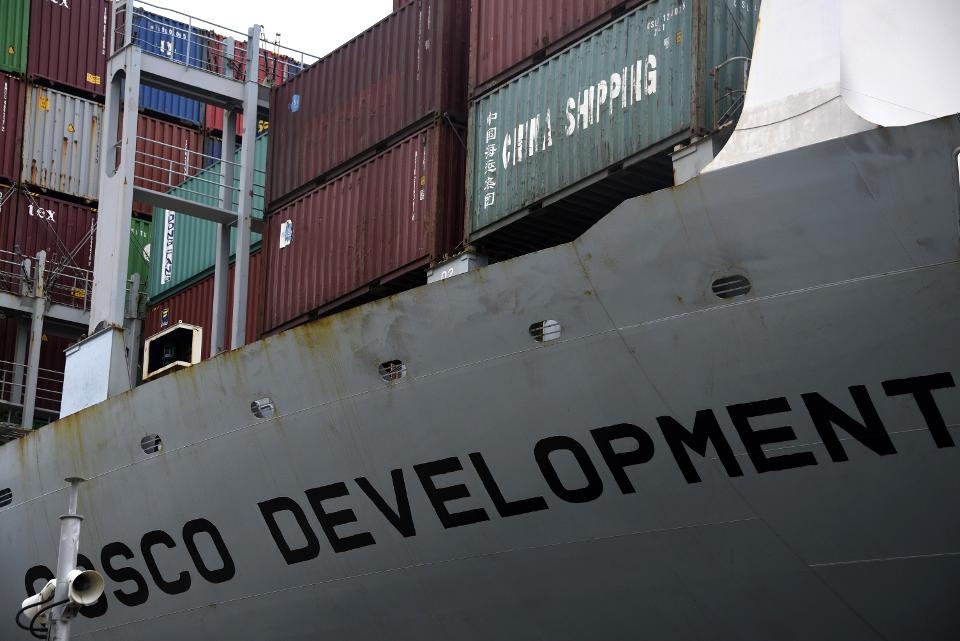 Trung Quoc vung tien mua cang bien khap the gioi hinh anh