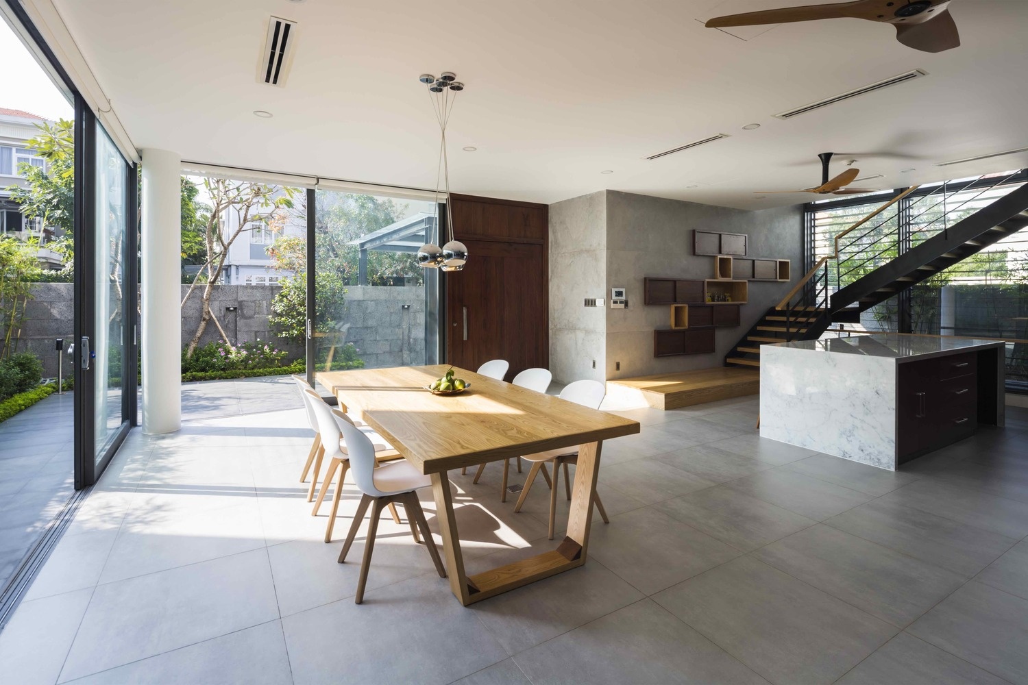 Biet thu lay cam hung tu nha san o khu nha giau Sai Gon hinh anh