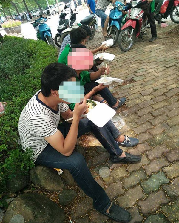 Cơm xe ôm 15.000 đồng một suất ảnh 3 Com xe om 15.000 dong mot suat anh 3