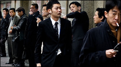 Cong ty Nhat thuong 1 tuan nghi phep cho nhan vien khong hut thuoc hinh anh