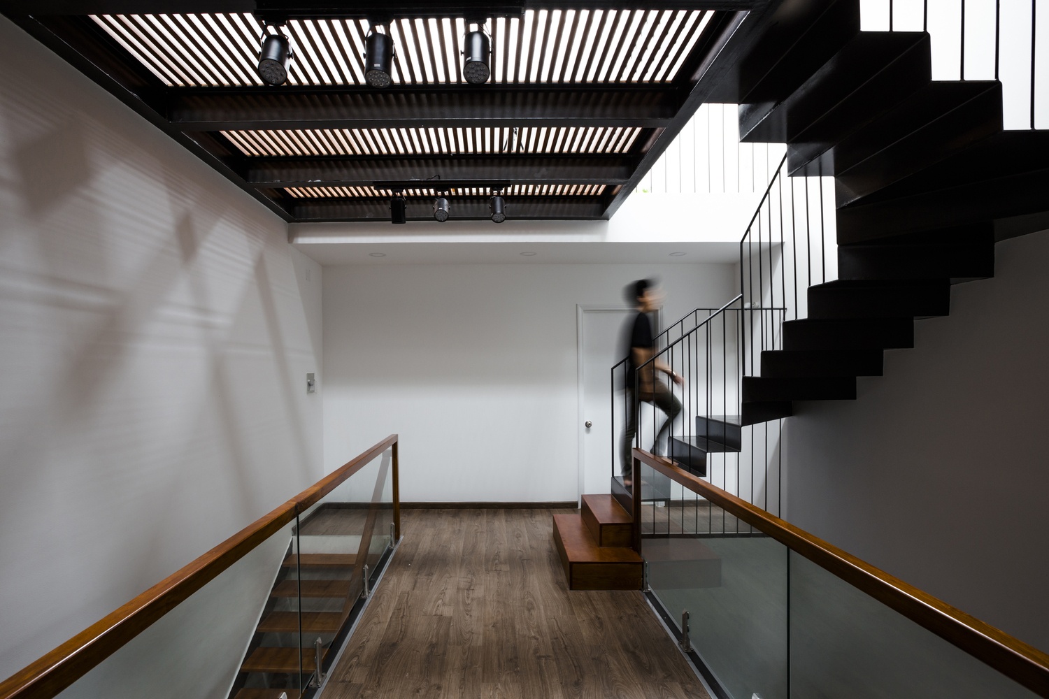 Can nha pho thiet ke don gian nhung 'noi loan' o Sai Gon hinh anh