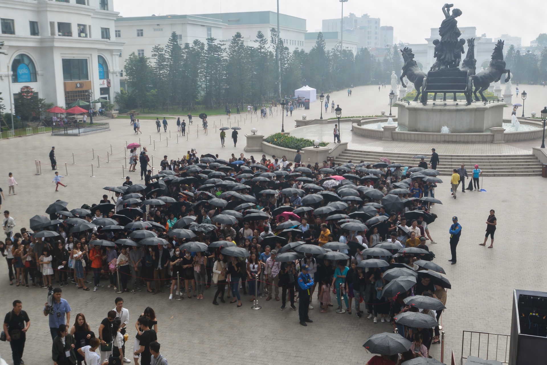 Hon 2.000 khach che du, om goi cho mua hang truoc cua H&M Ha Noi hinh anh