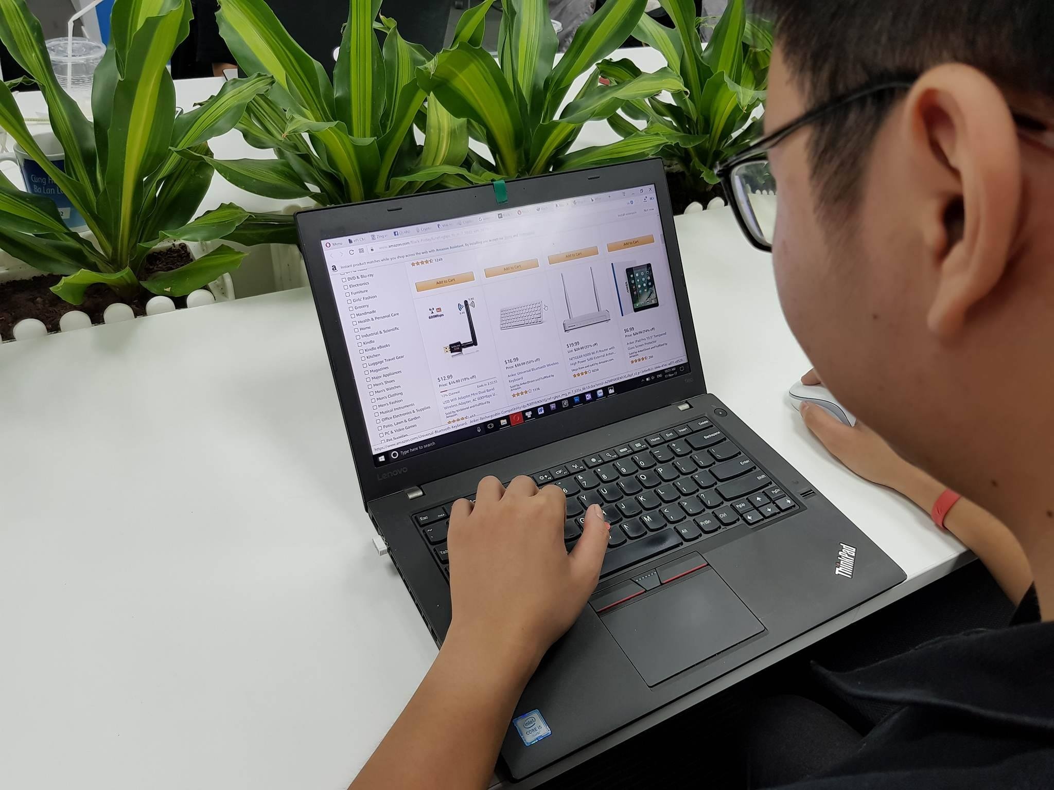 Cho mang Viet nhon nhip 'gom' hang giam gia ngay Black Friday hinh anh