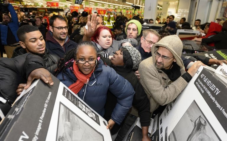 Nhung pha chen lan, danh nhau gianh do dip Black Friday 2016 hinh anh