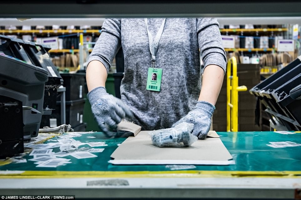 kho hang cua amazon black friday anh 6