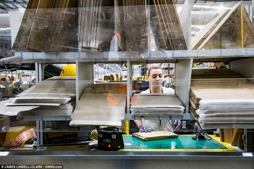 kho hang cua amazon black friday anh 14