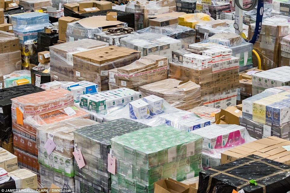 kho hang cua amazon black friday anh 9