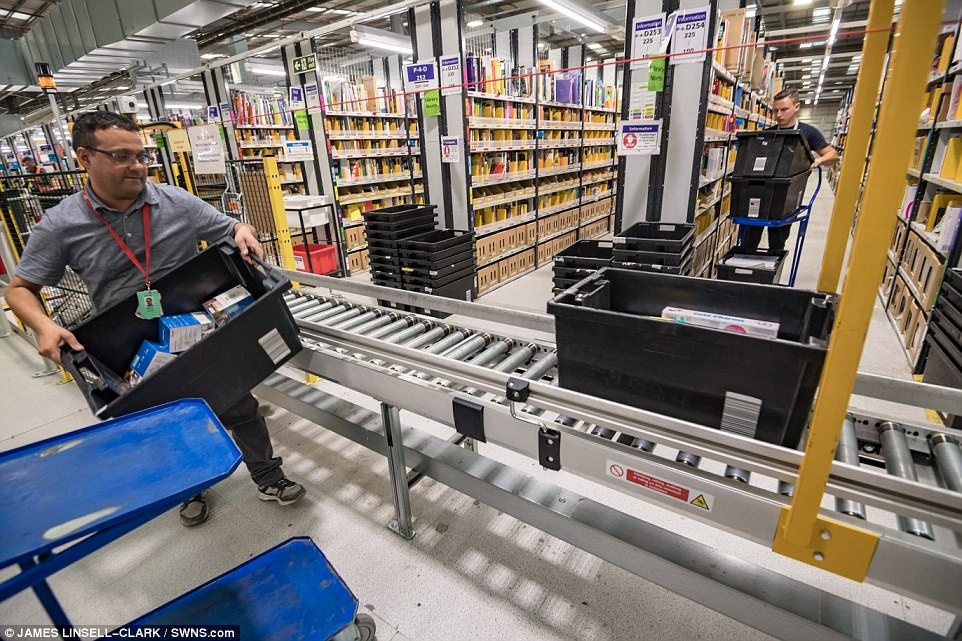 kho hang cua amazon black friday anh 12