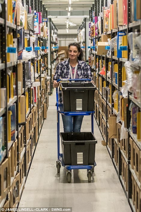 kho hang cua amazon black friday anh 8