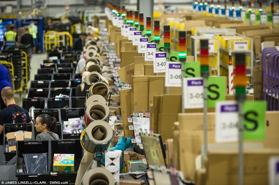 kho hang cua amazon black friday anh 3