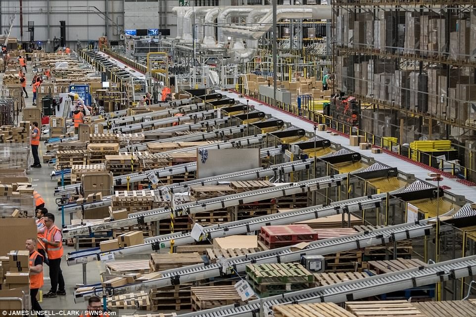 kho hang cua amazon black friday anh 11