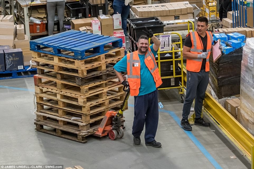 kho hang cua amazon black friday anh 4