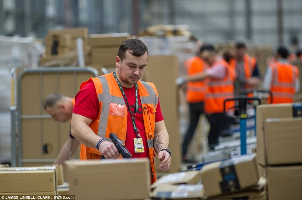 kho hang cua amazon black friday anh 10