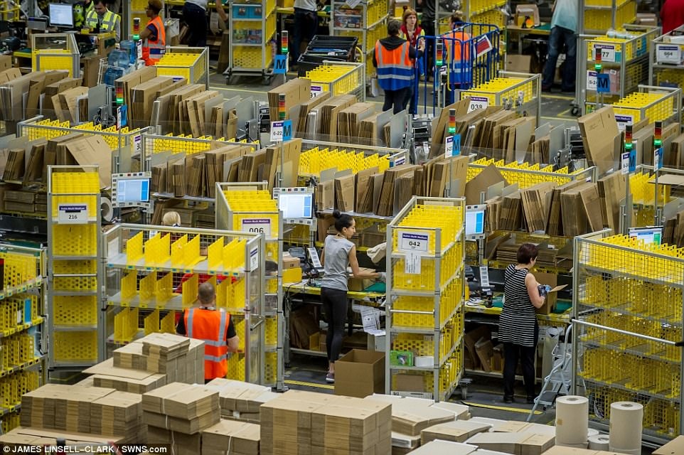 kho hang cua amazon black friday anh 7