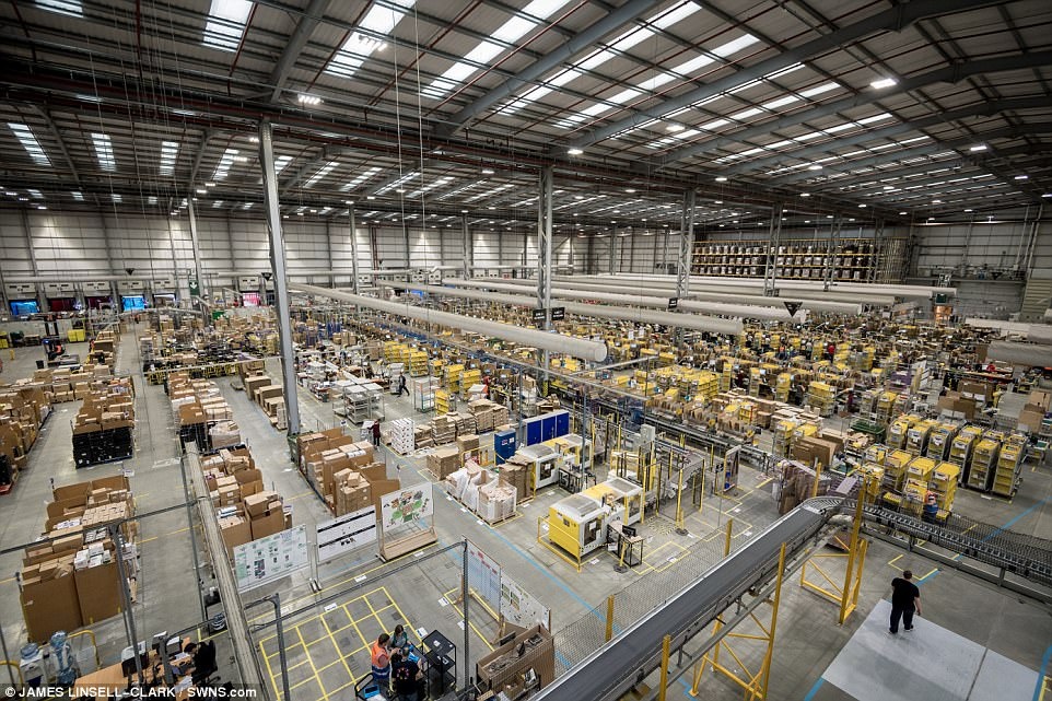 kho hang cua amazon black friday anh 1