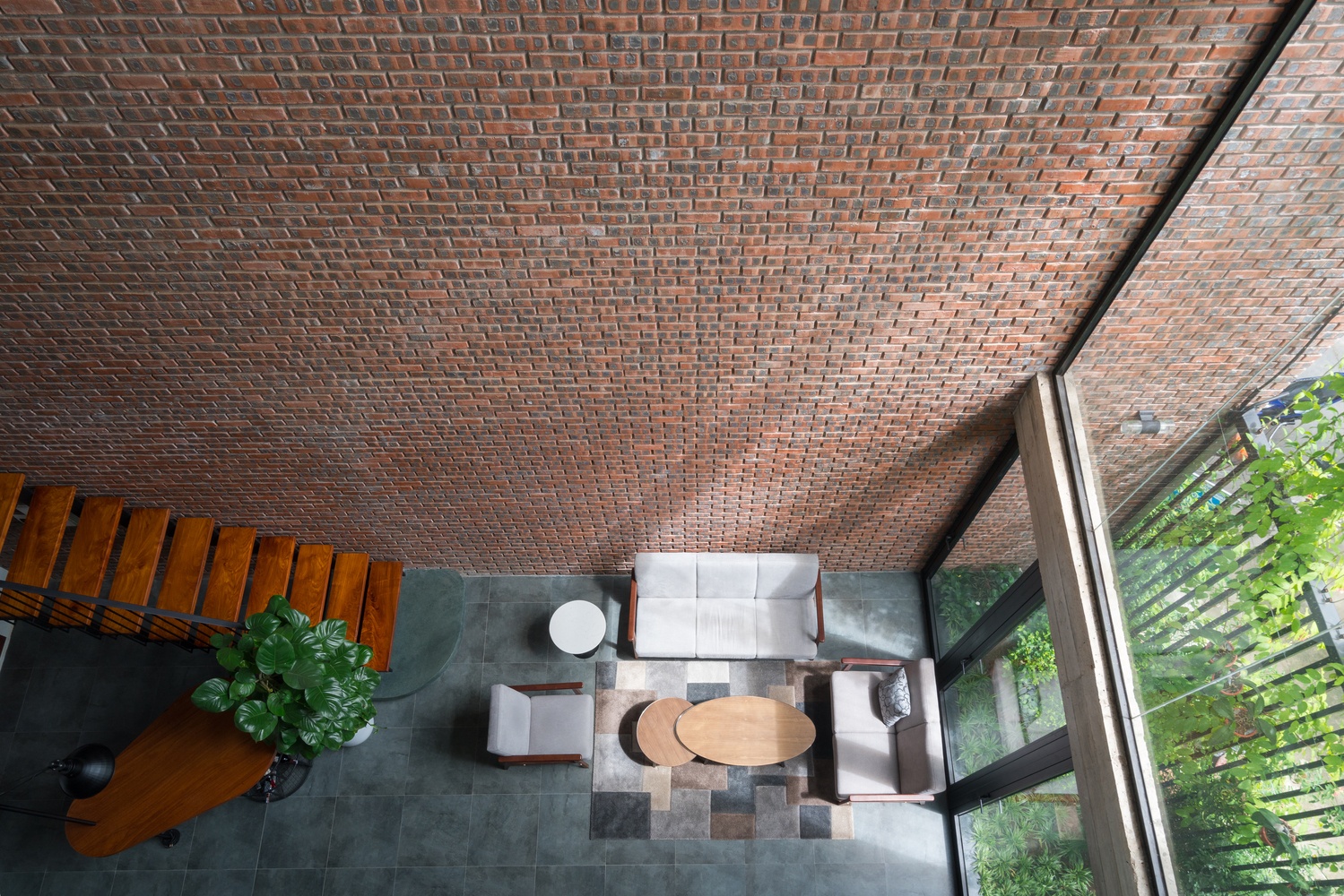 Can nha gach tho doc dao giua thanh pho Vinh hinh anh