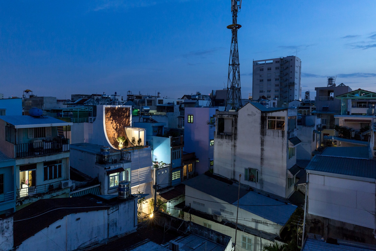 Thiet ke mang nang va gio vao nha tren nen 38 m2 tai Sai Gon hinh anh